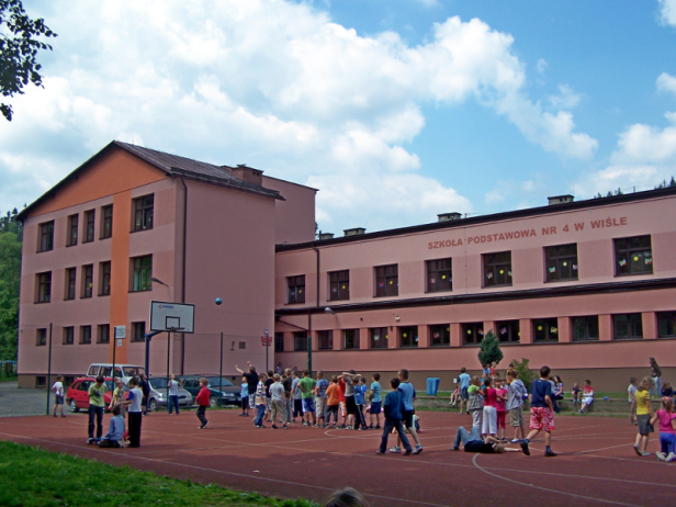 Budynek szkoły w Wiśle Głębcach